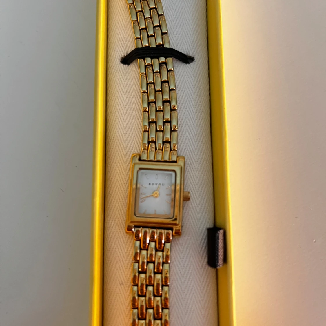 Guldig fyrkantig klocka från Bovou - 4