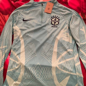 Nike Brasil fotbolls dress - Snygg Brasilien tränings dress. Den är helt ny med prislapp 