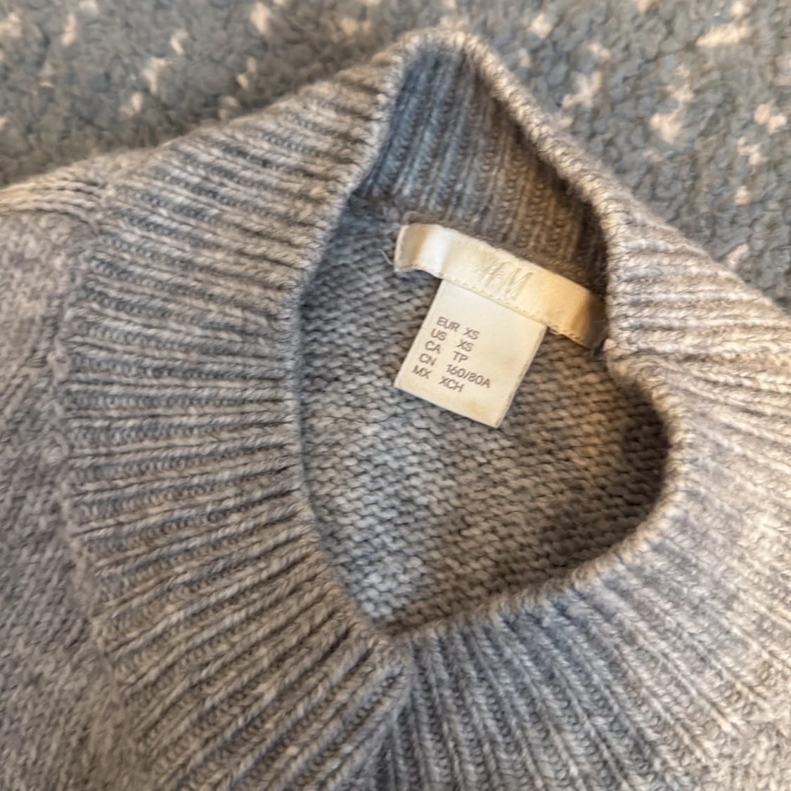 Grå stickad tröja med broderad apa - 1