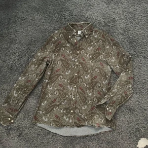 Skjorta med mönster  - Riktigt fet stenströms skjorta med mönster. Grön med lite röda och gråa detaljer. Väldigt bra passform. Storlek M