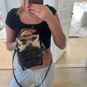 Trendig väska hm  - Super snygg populär väska från hm , bra skick men den har brunnit inuti därav hålet men inget som syns på utsidan eller som gör den oanvändbar , man tänker inte ens påd e