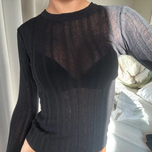 Zara topp! - Genomskinlig Zara topp som är randig i svart, slutsåld och finns ej kvar längre! Jätte söt och passar bra nu inför hösten. Inga defekter❤️ 