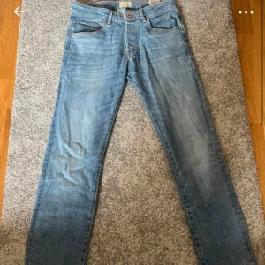 Blå jeans från Jack and Jones  - Knappt använda jeans som är otroligt sköna och snygga!!