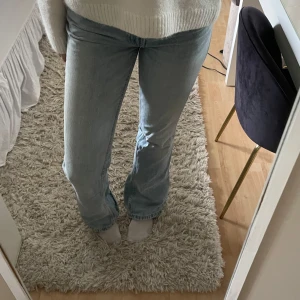 Utsvängda jeans - Midwaist utsvängda jeans, innerbenslängden är 87cm!