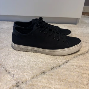Svarta Saint Laurent sneakers - Tjaaaaa säljer nu mina typ helt nya saint Laurent sneakers, de kostade 7100 nya prick och är riktigt fräscha. Säljer på g av för stora. Använd ett par gånger inget mer. Fråga om kvitto, det finns🫶🫶🫶🫶Pris kan diskuteras 