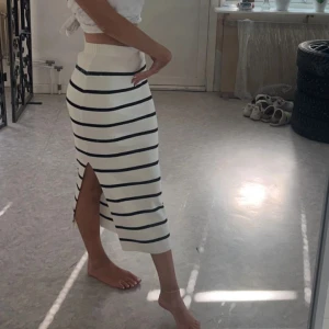 Randig kjol  - Slutsåld randig kjol från hm, den är i bra skick. Skriv privat för fler bilder!💕 