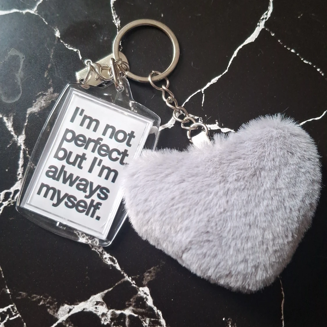 Nyckelring med grått hjärta och citat - 1