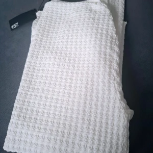 Vit ribbad tröja från 157 -  Vit ribbad tröja från Lager 157. Långa "trumpet" ärmar samt båthals