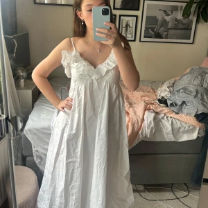 Vit långklänning med volangdetaljer - Jättefin vit långklänning, använd få gånger❣️