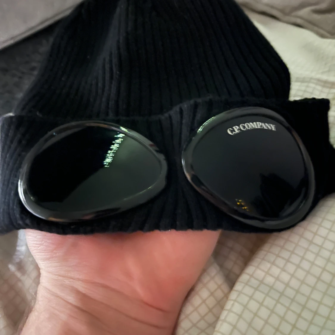 Svart mössa med glasögondetalj från C.P. Company - 1
