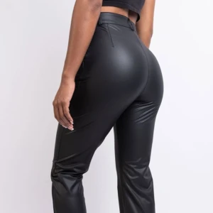 Svarta skinnbyxor - Snygga svarta skinnbyxor med en stilren design. Byxorna har en hög midja och en rak passform som ger en modern look. Perfekta för att ge din outfit en edgy touch. Bra passform, bra skick. Maska du storlek S