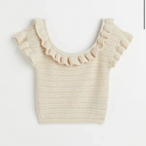 Beige volangtopp hm - Beige stickad volangtopp från H&M. Den är knappt använd och i jättefint skick!💞