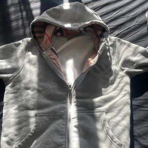 Burberry zip hoodie  - Hej säljer en snygg burberry zip hoodie efter som har växt o den är liten på mih den är fin tröja som går att använda till sommar vinter o vår 