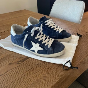 Golden Goose Superstar 🌟🌟|| - Säljer dessa stilrena och snygga skorna ifrån Golden Goose || Skorna är i storlek 43 och i väldigt bra skick. Äkhetsbevis kommer med och kan skickas vid förfrågan ||✅✅