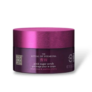 Ny!The Ritual of Yozakura Pink Sugar Scrub - Ny! Lyxig kroppsskrubb från Rituals med doft av svart ris och yoshino-körsbär. Den rosa sockerskrubben kommer i en elegant mörklila burk och är perfekt för att exfoliera och återfukta huden. Innehåller 91% naturliga ingredienser och är B Corp-certifierad. Slutsåld limited edition. Kika gärna på mina andra annonser 🌸