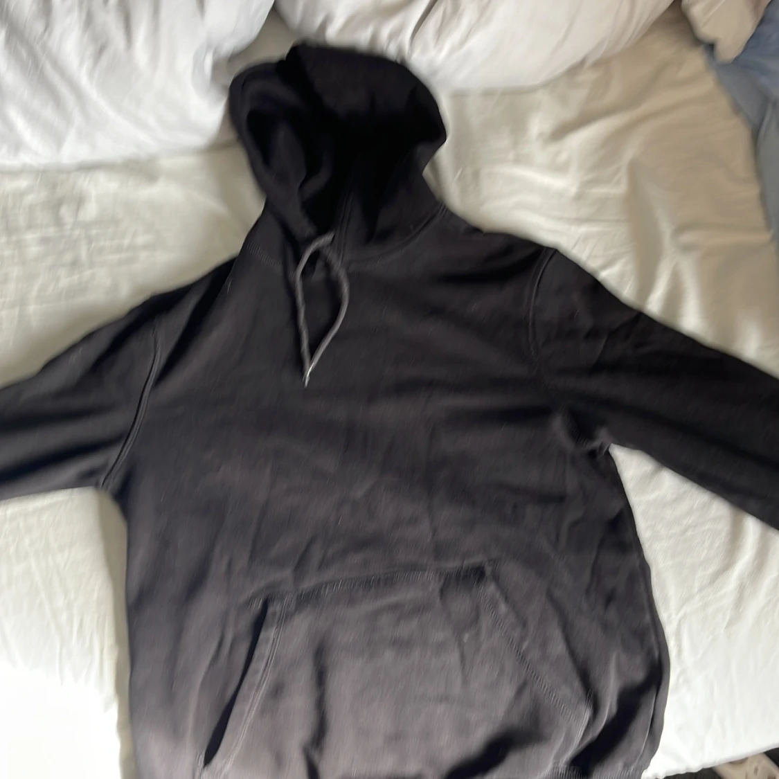 Svart hoodie från Divided