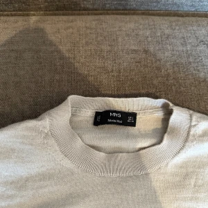 Beige tröja från MNG - Säljer en stilren beige tröja från MNG. Tröjan har långa ärmar och ribbade muddar vid ärmslut och nederkant. Perfekt för en avslappnad look. Hör av dig vid intresse! Använd 2 gånger.