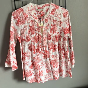 En blus  - Säljer en fin blus från flash woman helt ny 🌹