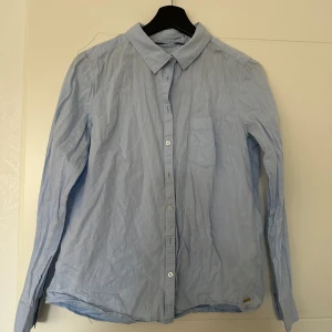 Skjorta - Ljusblå skjorta av märke Hampton Republic. Använd men i fint skick!