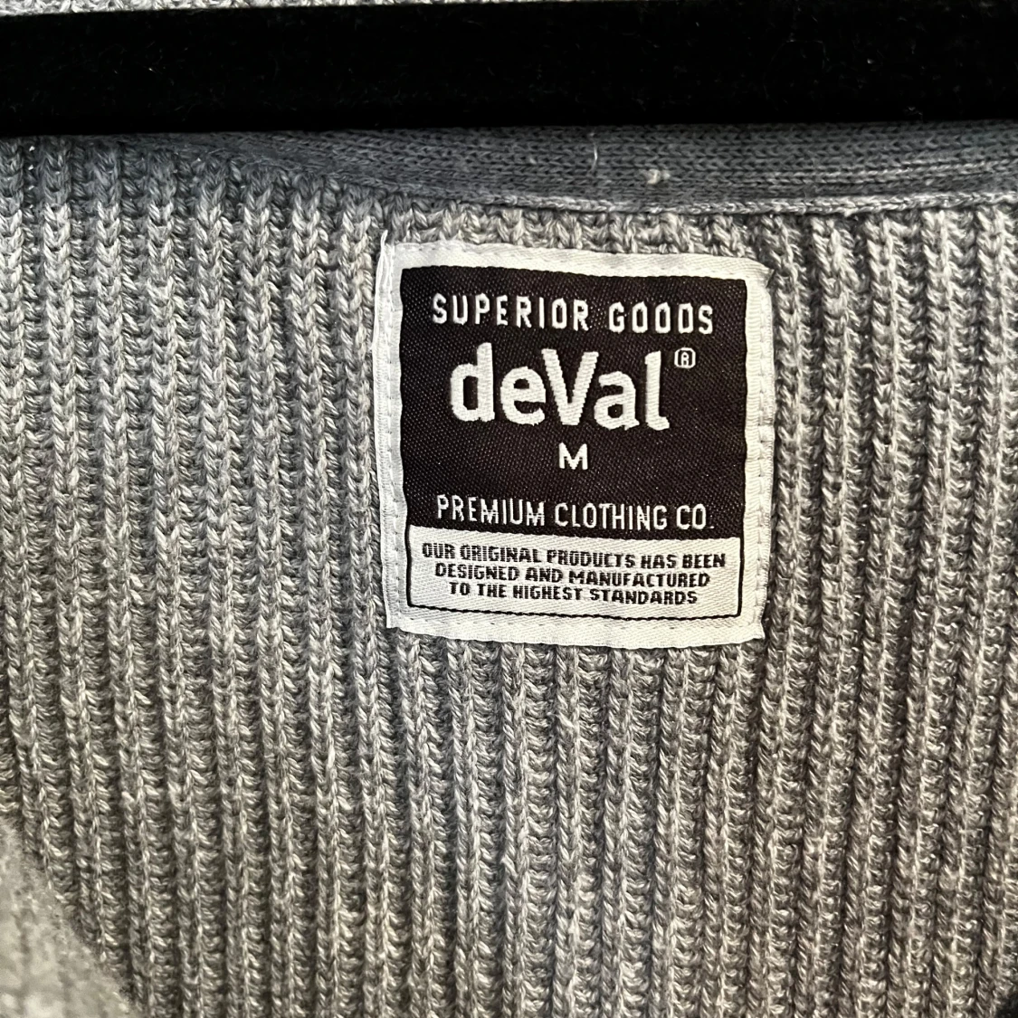 Grå ribbad kofta från deVal - 2