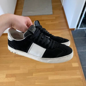 Valentino Flycrew - Säljer dessa extremt eftertraktade valentino flycrews som ej längre produceras. Alla nitar sitter kvar på båda skorna. En liten defekt på insidan av vänstra skon Se bild 5. Annars väldigt bra skick! Box, dustbags, tackkort och två extra nitar tillkommer.                              Priset är ej hugget i sten.                                Kom privat för minsta fråga eller fundering!!