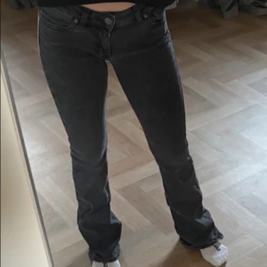 Svarta bootcut jeans - Säljer dessa lågmidjade jeansen från junkyard i storlek xs💗💗 Jeansen är i bra skick, men möjligtvis något slitna nere vid benen (visas på bilden)❤️❤️  Storlek xs, men passar även , 34/36