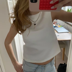 Vit topp - Superfin vit topp med med rosett och öppen rygg!🩷🩷