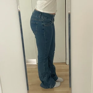 Blå bootcut jeans - Snygga blå bootcut jeans från Polen med låg midja. Fanns endast i större storlekar när jag köpte men jag brukar vanligtvis ha M eller 28 i jeans och dem passar! Sköna, ganska stretchiga! Hör av er vid frågor!💕 De har en snygg passform och är väldigt stretchiga.