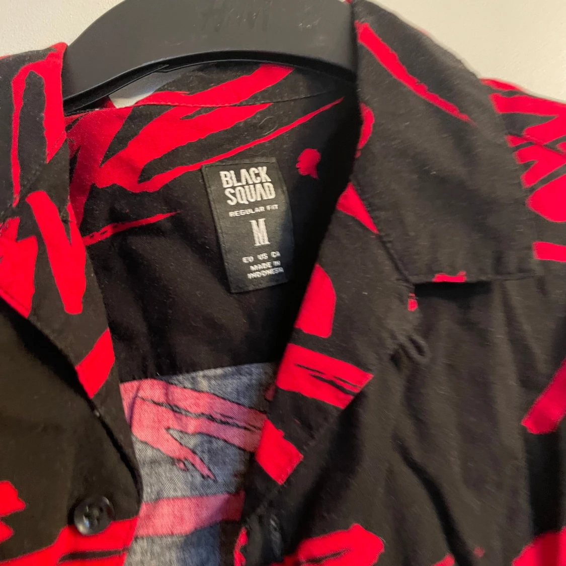 Svart och röd kortärmad skjorta från Black Squad - 1