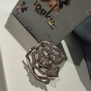 Ioaku Ring Blomma - ”Winter flower ring”, nypris 599, en aning missfärgad därav priset, lådan följer med