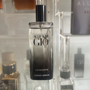 Acqua di Giò Eau de Parfum - Säljer en elegant flaska Acqua di Giò Eau de Parfum från Giorgio Armani. Flaskan har en stilren design med svart text och en praktisk sprayfunktion. Perfekt för den som söker en fräsch och tidlös doft. Jag är använt ungefär tio sprays🤩😀🤩