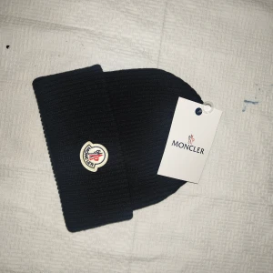 Moncler mössa  - Helt nytt , en för 300 , två för 500