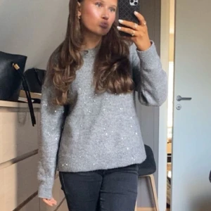 Grå glitter genser!  - Strikket grå genser med glitter i seg! Har fått såå mange komplimenter på den! 