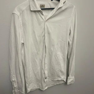 Vit långärmad skjorta från Sonrisa - Säljer min vita skjorta från Sonrisa, riktigt go att ha på sommaren och den passar även till olika evenemang. Köpte den ny på nk i Göteborg för ungefär 3000