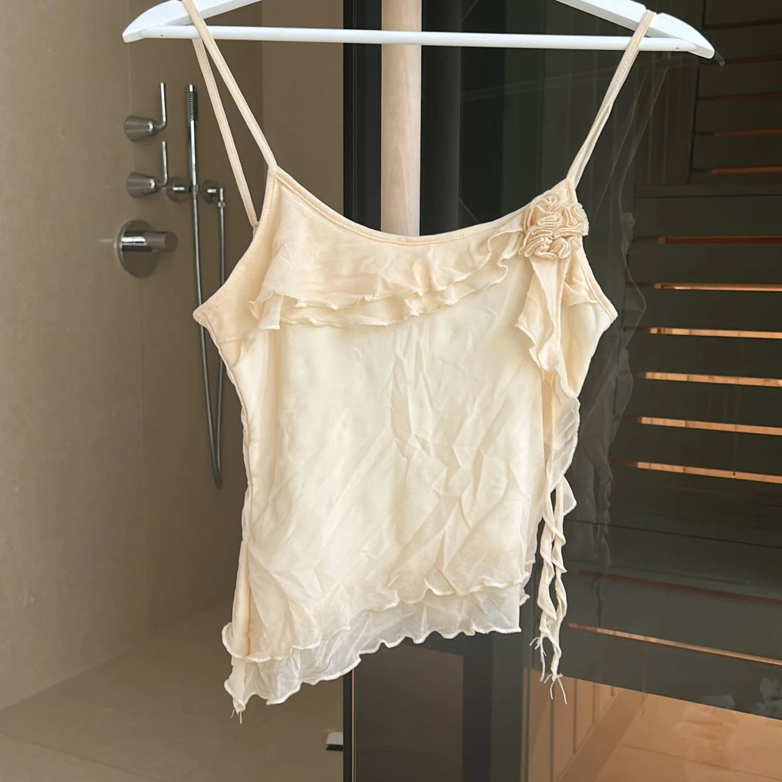 Beige linne med volangdetaljer