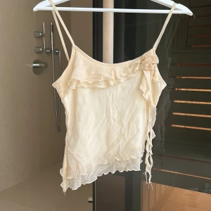 Beige linne med volangdetaljer - Fin topp med volanger!!