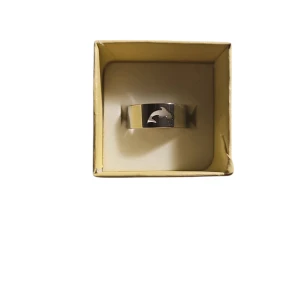 Silverfärgad ring med delfinmotiv - Unik silverfärgad ring med ett utskuret delfinmotiv. Ringen har en modern design. Perfekt för att lägga till en touch av havsinspiration till din stil. Storlek 18.1 mm och i Rostfritt stål.