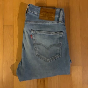 Levis Jeans 511 - Säljer Levi's 511 i strl 32/32. Mycket skön passform knappt använt. 9/10 skick. Hör av er vid funderingar. Ej öppet köp.