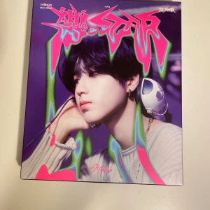 Stray Kids Rock-Star Mini Album - Stray Kids Rock-Star Mini Album. Han version. Ett photocard. (Skriv om ni vill se vilket photocard det är!) Köpt för 160kr. MAN FÅR LITE FREEBIES! (Skriv gärna vem som är din bias så att man kan få lite mer specifika freebies💗)