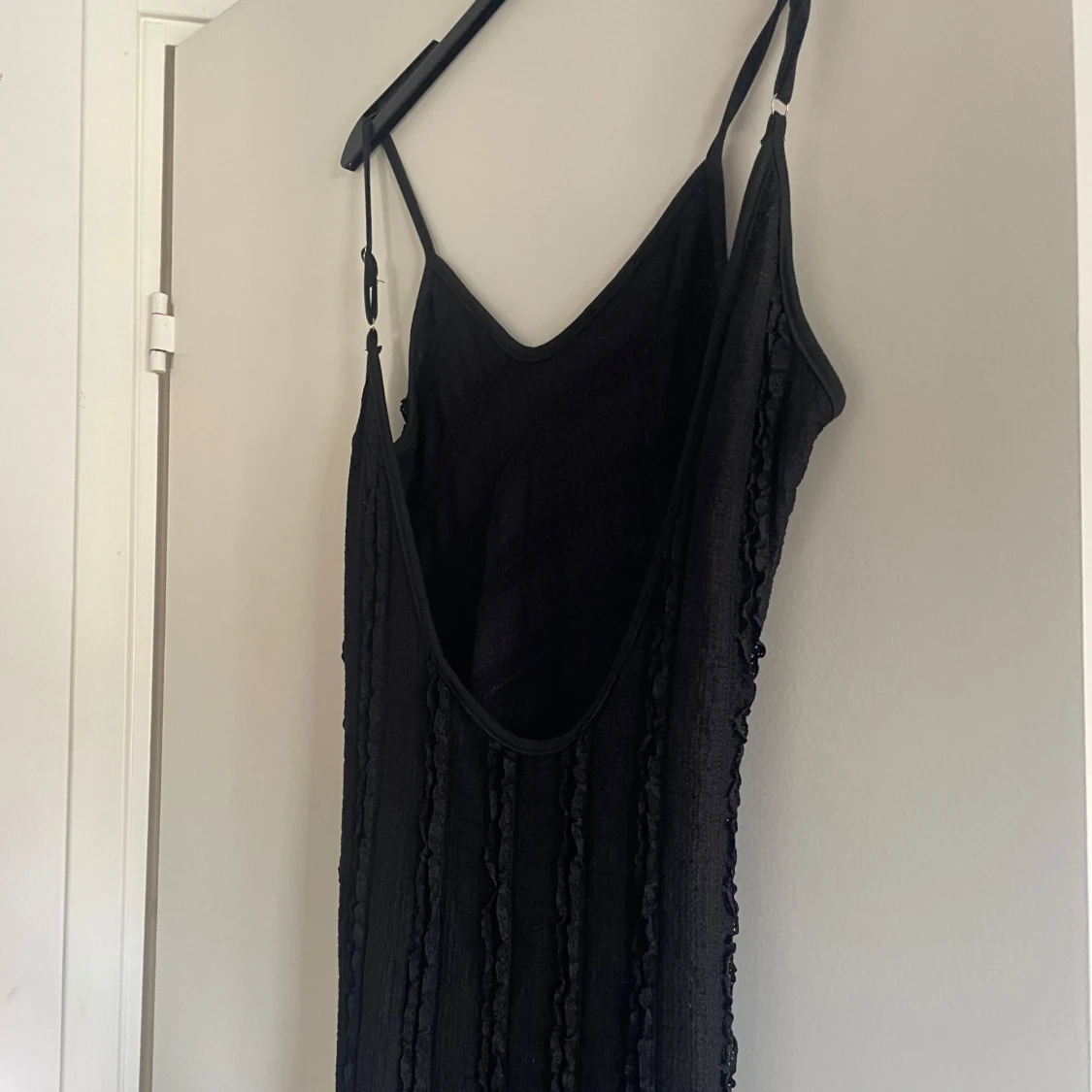 Svart långklänning med öppen rygg - 2