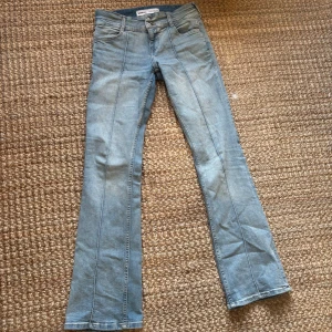 Ljusblå bootcut jeans - Snygga ljusblå bootcut jeans med låg midja och dubbla knappar. Skit snygga 🩷🩷🩷🩷 defekter finns på bild  . Pris är diskuterbart 