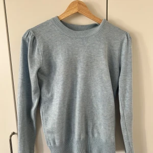 Ljusblå tröja från Saint tropez - Säljer en stilren ljusblå finstickad tröja. Tröjan har långa ärmar med liten puff och en rund halsringning med ribbade detaljer vid ärmslut och nederkant. Perfekt för en avslappnad och snygg look. 💙Pris kan diskuteras