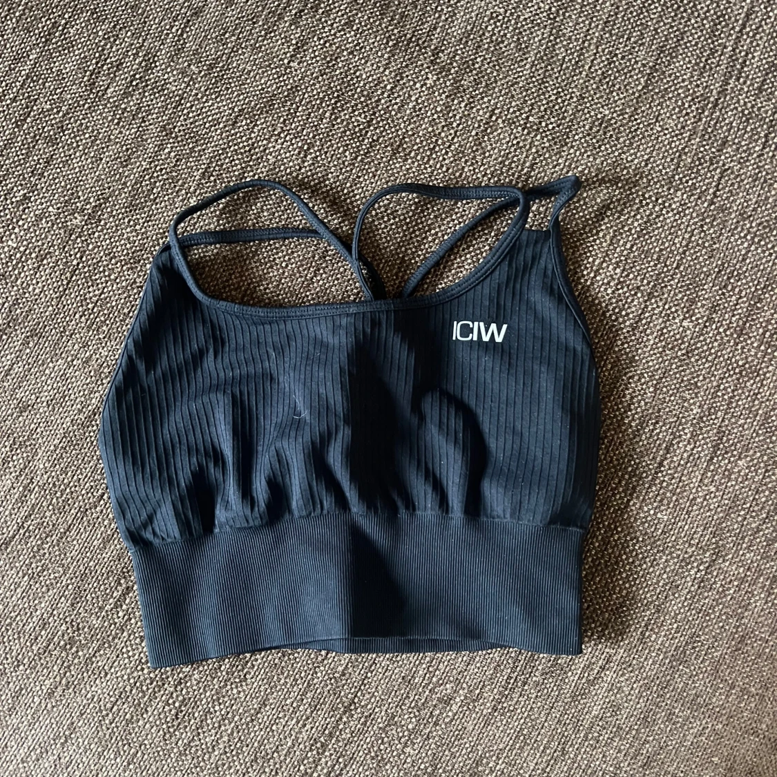 Svart ribbad sporttopp från ICANIWILL