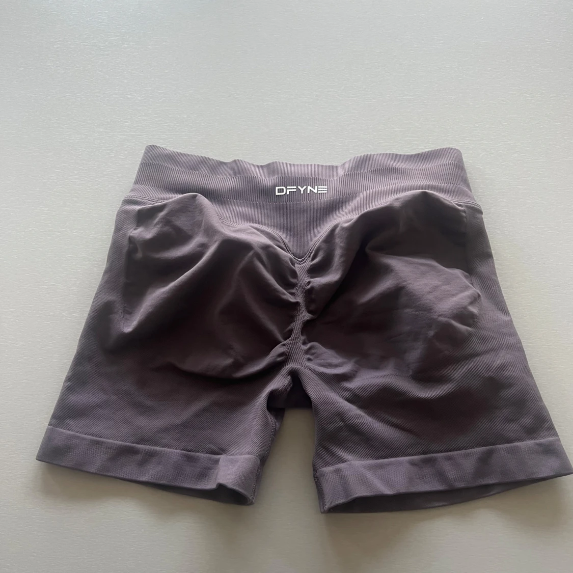 Grå träningsshorts från DFYNE - 2