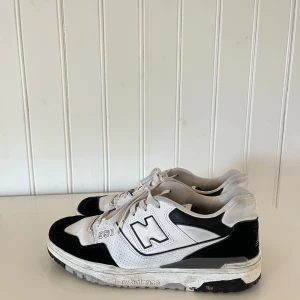 New Balance 550 sneakers i svart och vit - Säljer ett par stilrena New Balance 550 sneakers i svart och vit. 