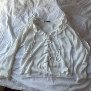 Vit blus - Jättefin blus från Zara, bara använd någon gång 🩷 storleken är Xs men skulle säga den passar S med