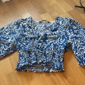 Jätte söt Zara topp - Jätte söt topp från Zara finns inte att köpa längre och har bara använts 1 gång säljer pga att den är för liten💕