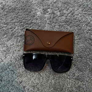 RayBan liknande solglasögon  - Säljer ett par svarta Rayban liknande solglasögon | skick 10/10 helt nya | rayban fordalet ingår inte | bara att skriva för eventuella frågor | 😃