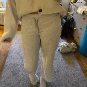 Grå mjukisbyxor med snörning - Nästan helt oanvända mjukisbyxor från Gina, uopsprättade där nere för jag ville ha dem längre dock💕