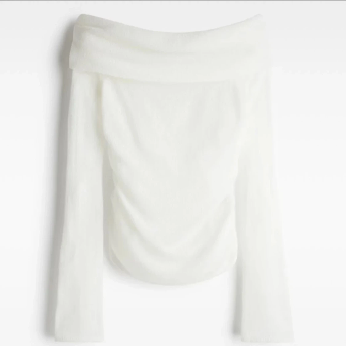 Vit lurvig offshoulder tröja